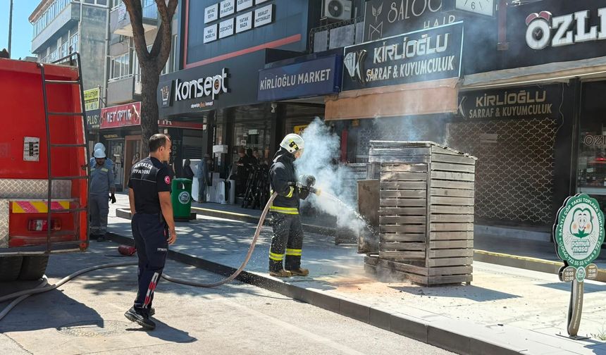 Trafoda yangın çıktı, esnaf ilk müdahaleyi yangın tüpleriyle yaptı