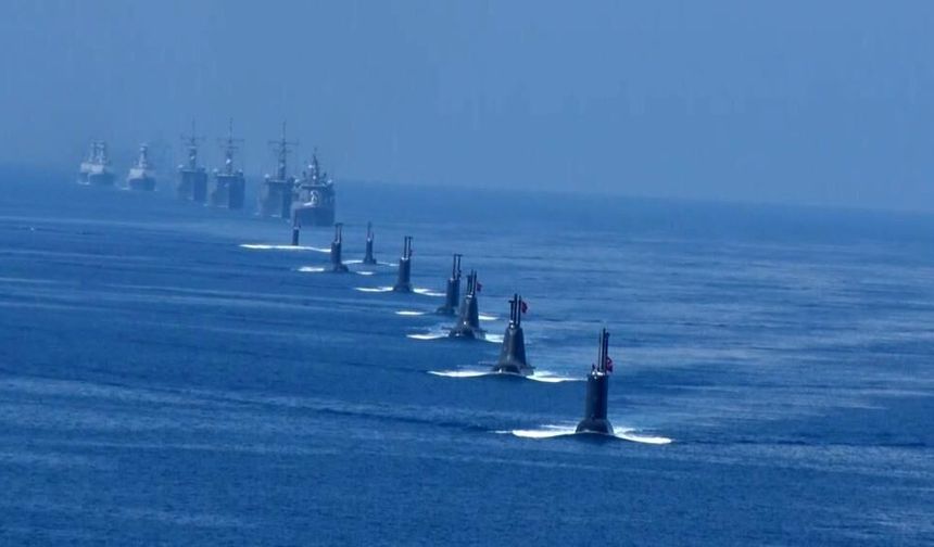 Türk donanmasından Antalya Körfezi'nde gövde gösterisi