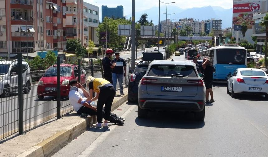 Üst geçitte zincirleme trafik kazası: 1 yaralı