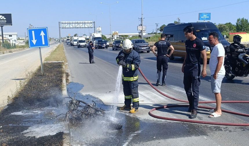 Motosiklet alev topuna döndü, kimse yardım etmedi!