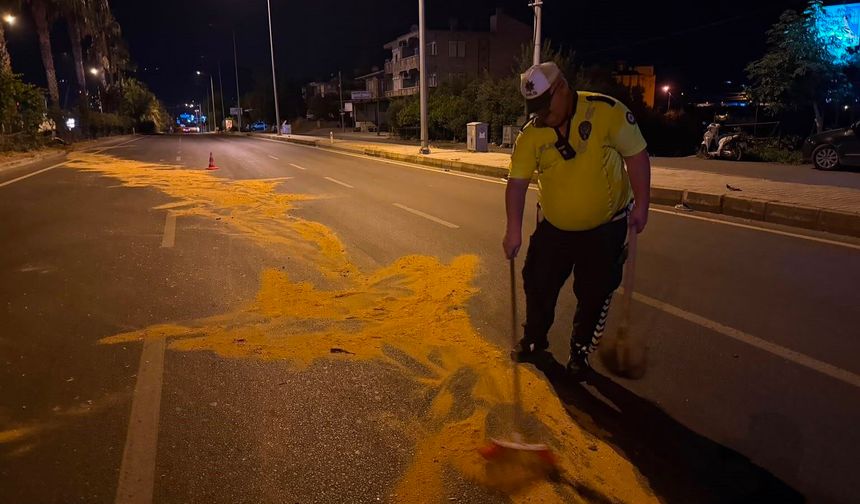 Kaza sonrası yola yağ döküldü, duyarlı polis tehlikenin böyle önüne geçti!