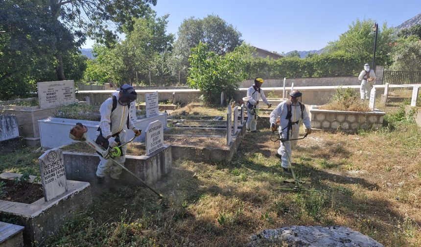 3 ilçenin mezarlıkları yenileniyor: Antalya’da yoğun mesai