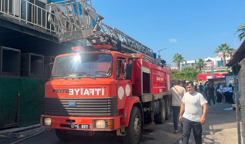 Lüks otelin geri dönüşüm deposunda yangın çıktı!