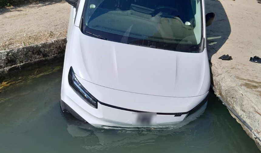 Antalya’daki bu kanal adeta araç yutuyor! Muhtar nedenini açıkladı