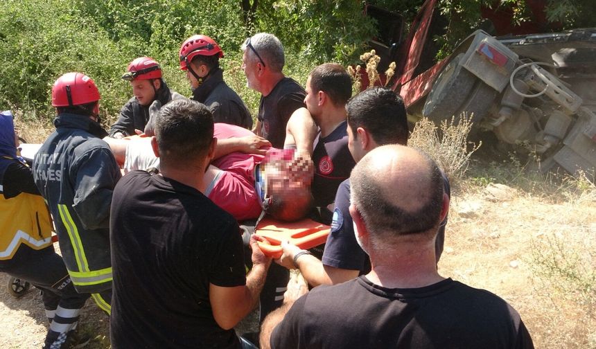 Antalya'da kum yüklü çekici dereye devrildi! Sürücüyü ağaç kurtardı