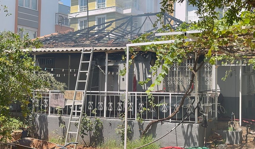 Antalya’da yaşlı çiftin evi alevlere teslim oldu! Kurtarılan çanta sahibine teslim edildi