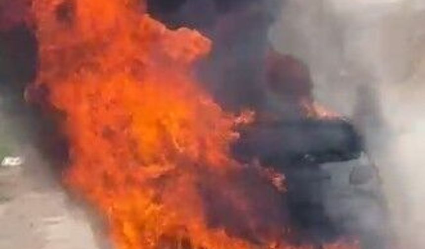 Araç bir anda alev topuna döndü, sürücü neye uğradığını şaşırdı!