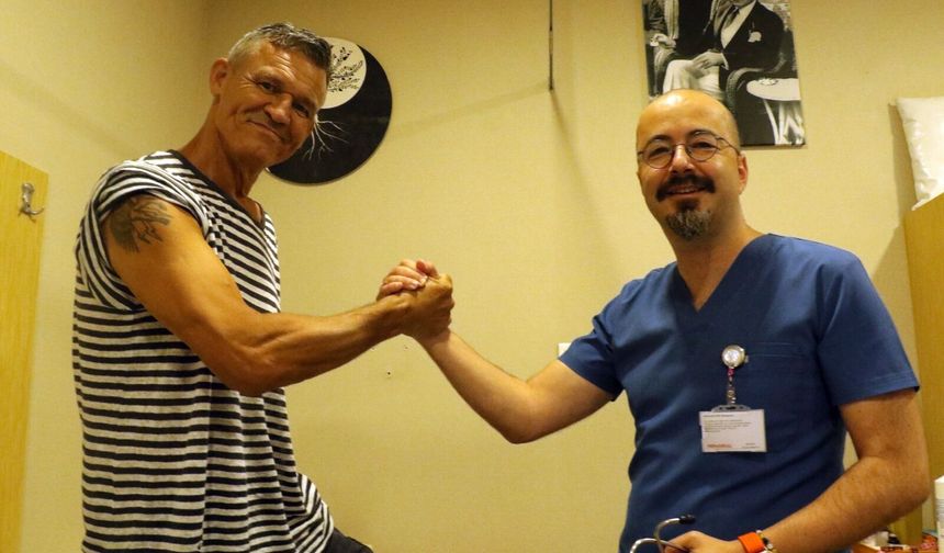 Doktorlar “12 ay ömrün kaldı” dedi: İngiliz turist Antalya’da hayata tutundu