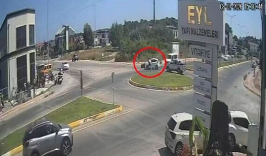 Kavşakta kaza sonrası ortalık karıştı: Yumruk attığı cam başına iş açtı