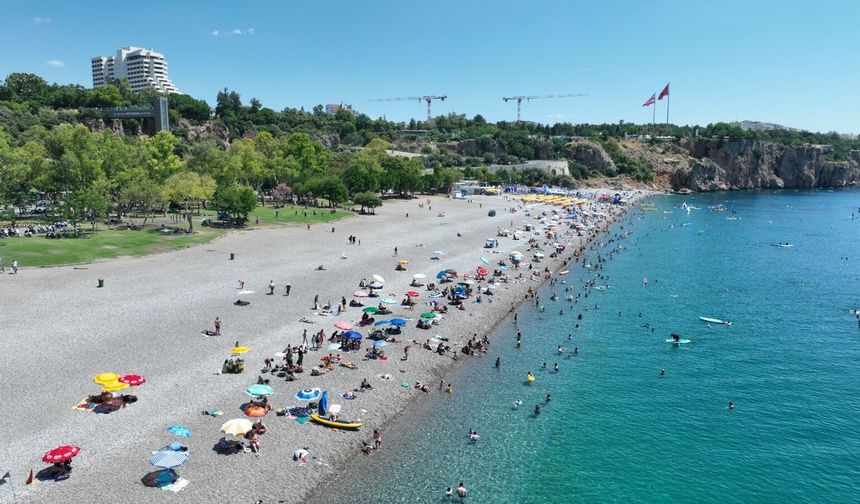 Konyaaltı’nda sabah plaja gelenler tertemiz bir sahille karşılaşıyor! İşte nedeni