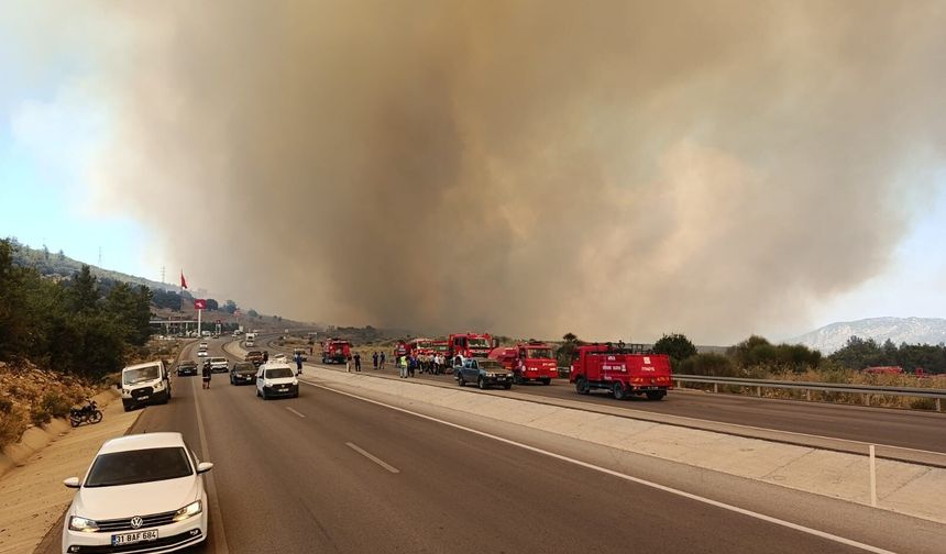 Kumluca’da orman yangını! Antalya-Kumluca D400 kara yolu trafiğe kapatıldı