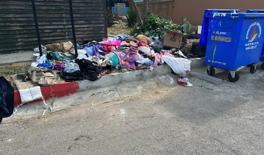 Lüks semtte şoke eden görüntü! Çöp konteynerinin yanı kıyafetle doldu