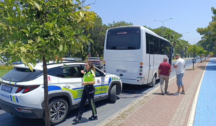 Manavgat’ta motosiklet otel servisine çarptı: 1 yaralı