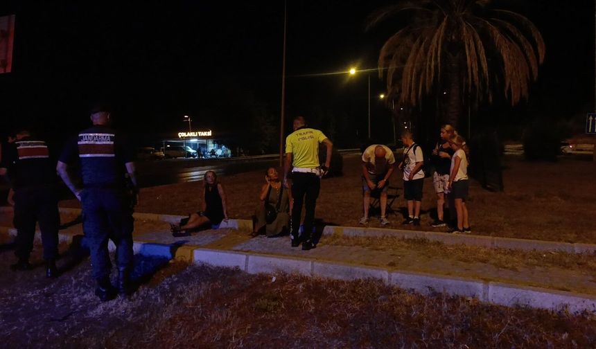Manavgat’ta tur minibüsü otomobile çarptı: 3 kişi yaralandı