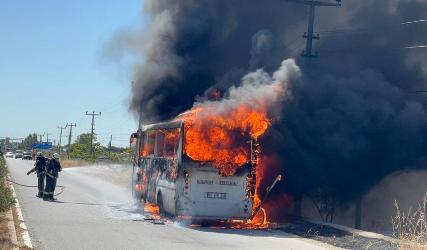 Manavgat’ta yolcu midibüsü alev alev yandı! Sürücü yolcuları son anda tahliye etti