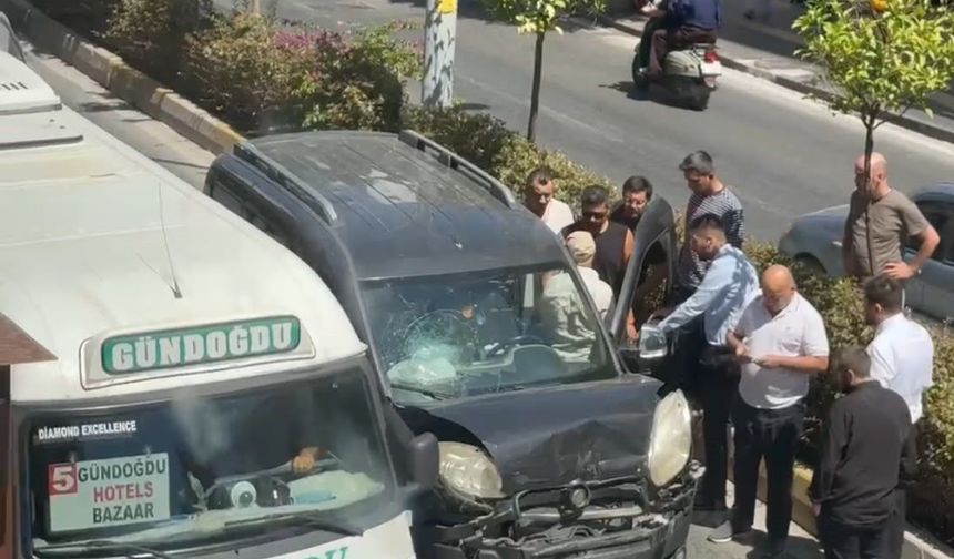 Manavgat’ta zincirleme tehlike: Yayalara yol veren minibüse çarptı