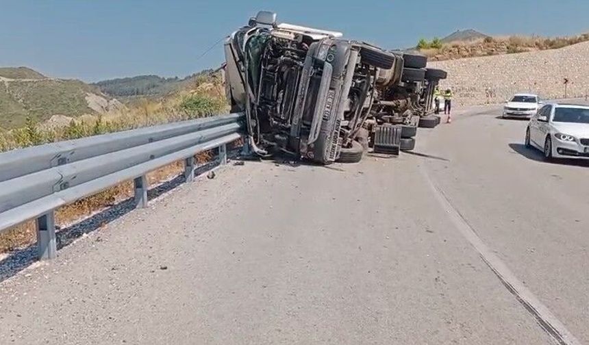 Tır devrildi, sürücüsü yaralandı!