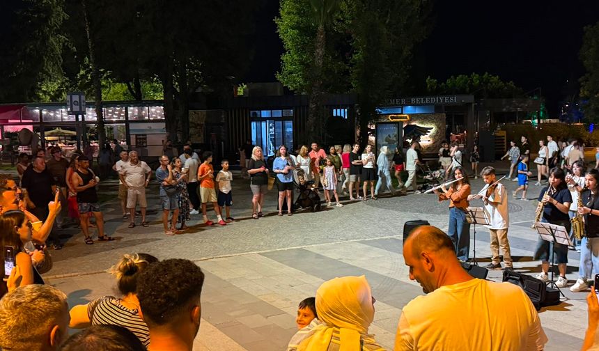 Turistler ayakta alkışladı! Kemer sokaklarında yetenekler konuştu