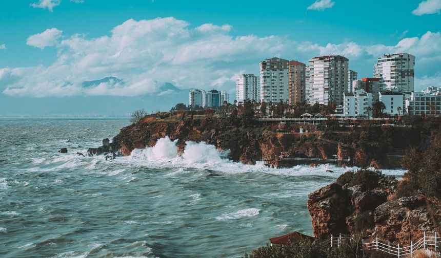Antalya'da bir yanda 40 derece bir yanda sağanak! İşte son tahmin
