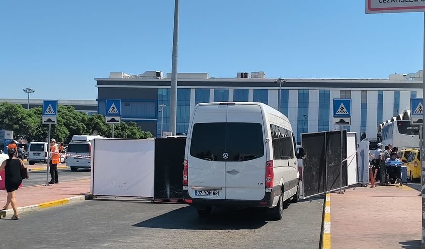 Antalya Havalimanı’nda d*hşet! Emekli polis, kız arkadaşını öld*rdü