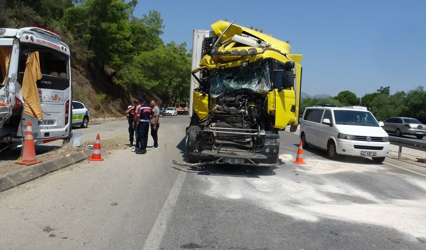 Antalya-Kemer yolunda feci kaza! Yolcu midibüsü devrildi, 11 yaralı