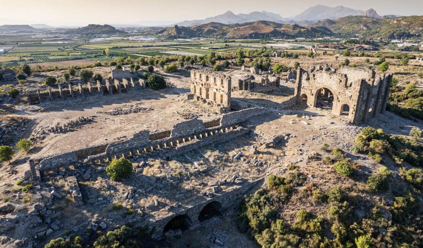 Aspendos’ta 2 bin 400 yıllık mezar bulundu: Güreşçiye ait olduğu düşünülüyor