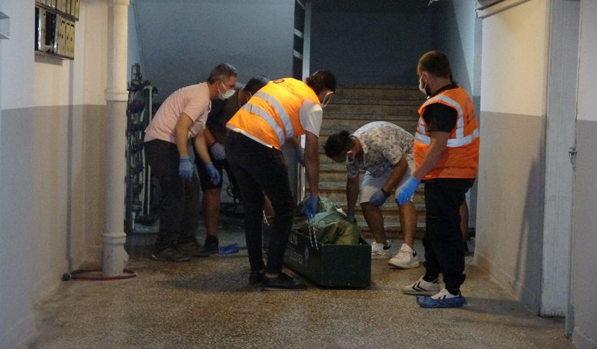 Günlerdir gazetelerini almıyordu... Eve gelen oğlu acı manzarayla karşılaştı