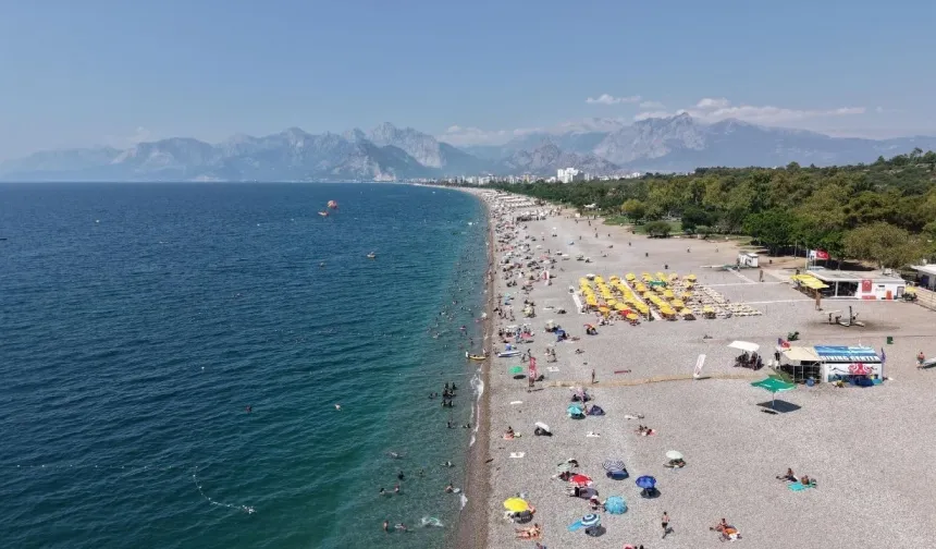 Konyaaltı Plajı’nda dikkat çeken görüntü! Özellikle çocuklar risk altında