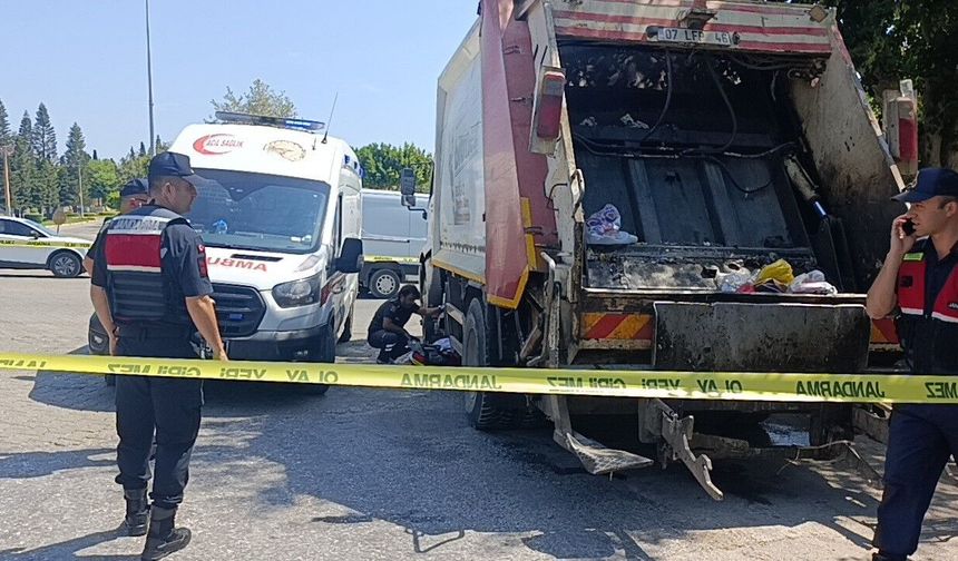 Ölümü kendi çalıştığı çöp kamyonundan geldi! Manavgat'ta feci kaza