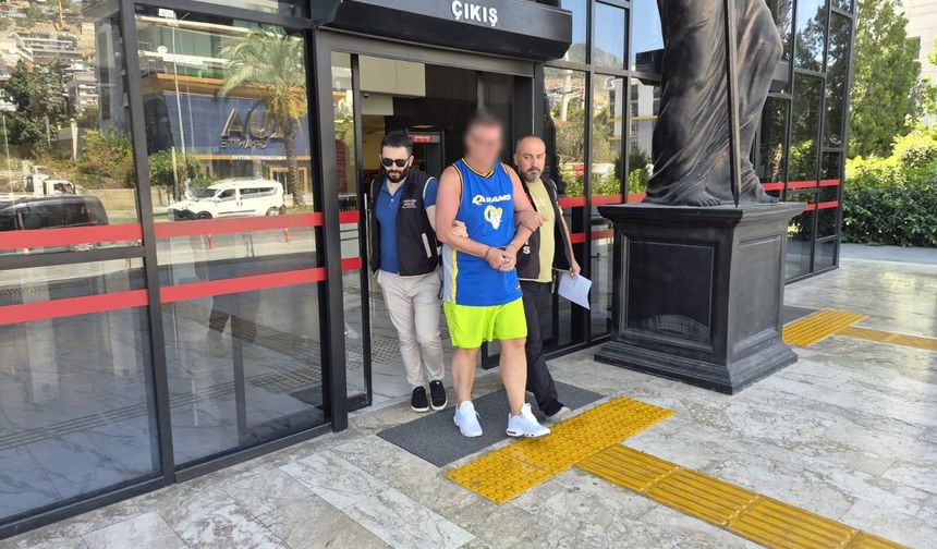 Alanya tatili cezaevinde bitti! Türk bayrağına yaptığı hareket tutuklama getirdi