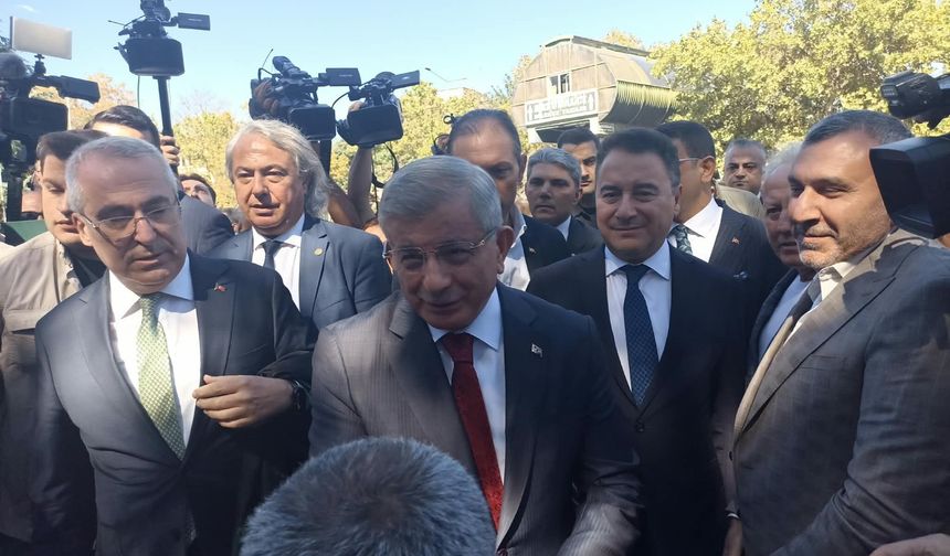 Davutoğlu ‘cumhurbaşkanına hakaret’ soruşturması kapsamında ifade verdi