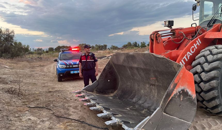 Manavgat’ta Milli Emlak arazisinden izinsiz kum aldılar: 3 şüpheli gözaltında
