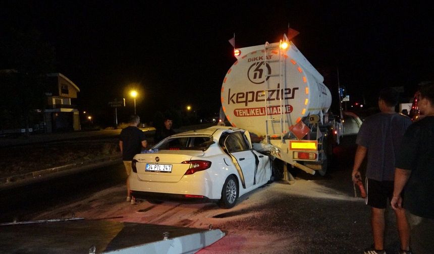 Otomobil tankerin arkasına saplandı! Aracı çıkarmak için 50 ton yakıt boşaltıldı