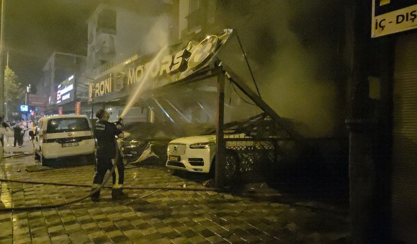 “Sokağın hakkını verin” demişlerdi! Oto galeriyi kundakladıkları iddia edildi