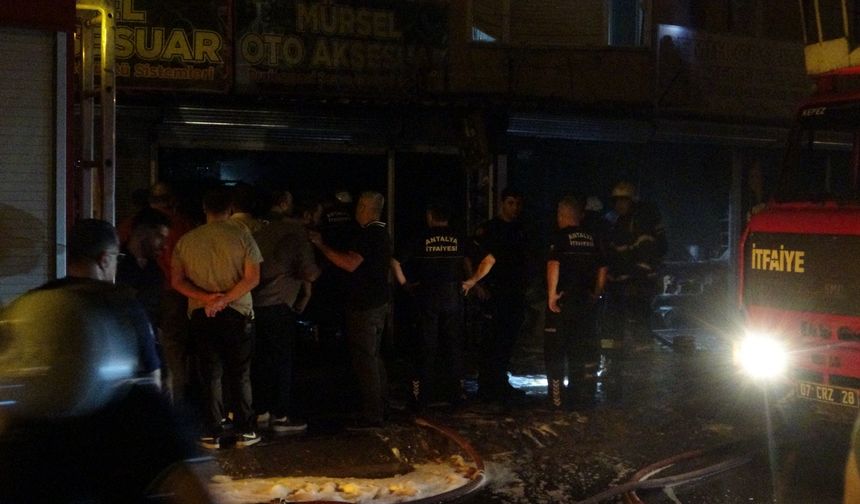 Gece saatlerinde başladı! Kepez’de iki iş yeri yandı