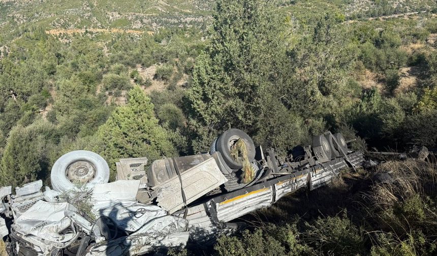 Antalya yolunda kömür yüklü tır şarampole yuvarlandı! 2 Yaralı