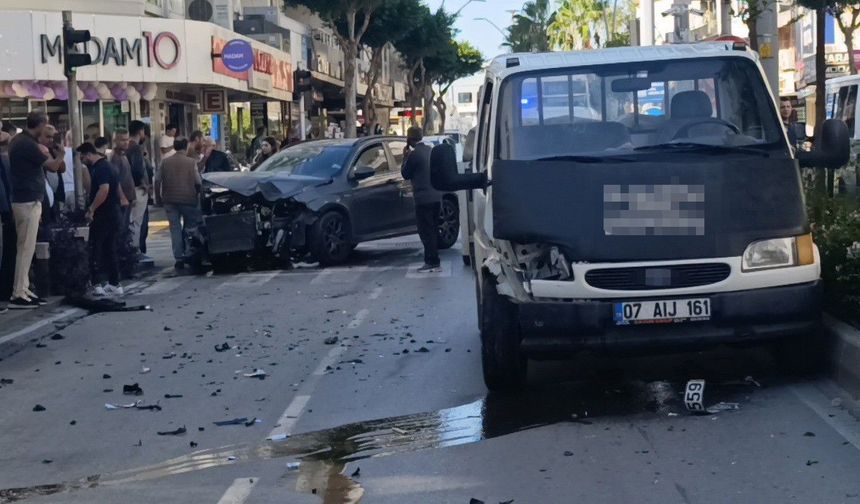 Antalya’da kırmızı ışık ihlali kazaya yol açtı: Otomobil tanınmaz hale geldi