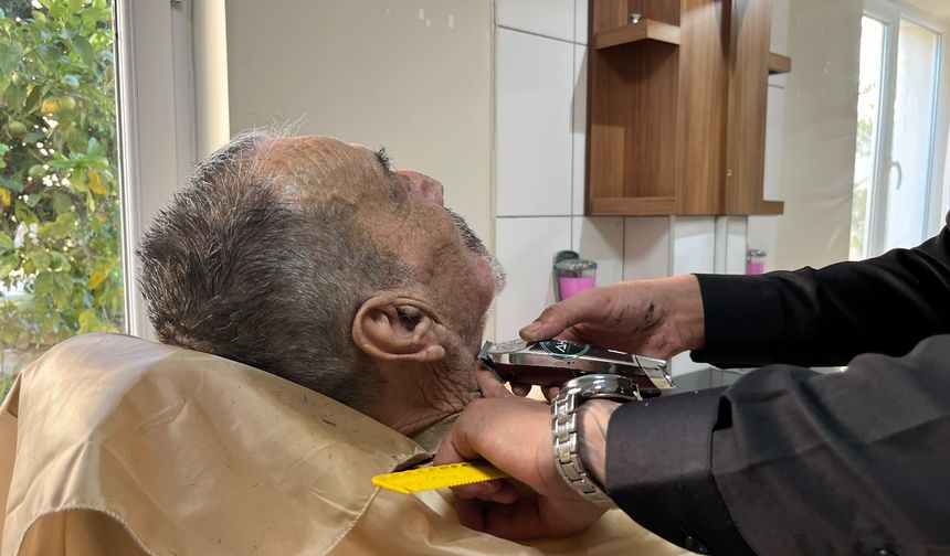 Alanya’da hayır duası için makas sallıyor!