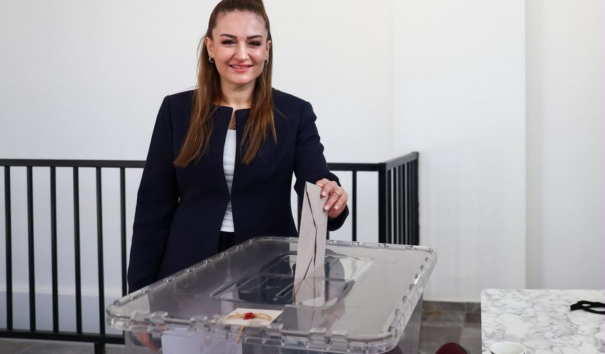 Büşra Özdemir sandık başına gitti! Oyunu kullandı