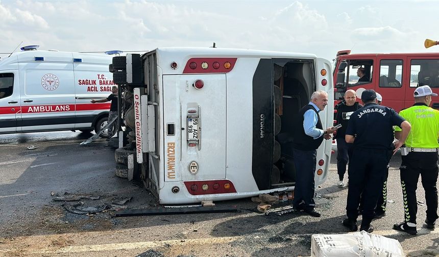 Antalya-Isparta yolunda korkutan kaza! Midibüs devrildi, çok sayıda yaralılar var