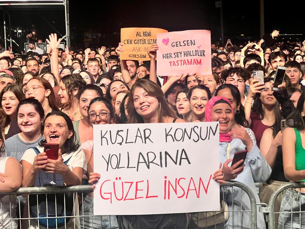 Festivalrenkligoruntuleresahneoldu