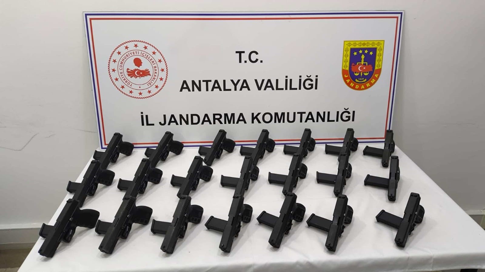 Antalyadaruhsatsizsilahoperasyonu1Kisitutuklandi