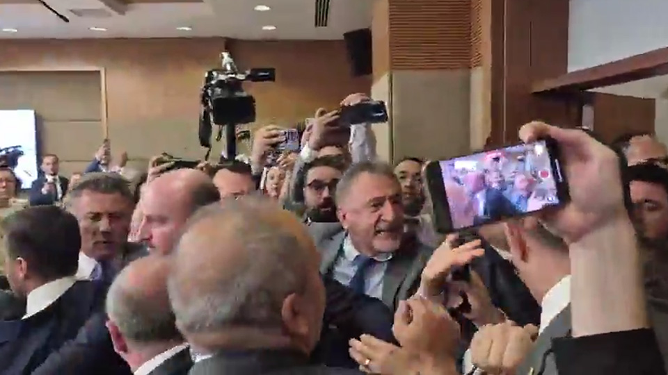 Meclistezeytinliktartismasimilletvekilleribirbirinegirdi