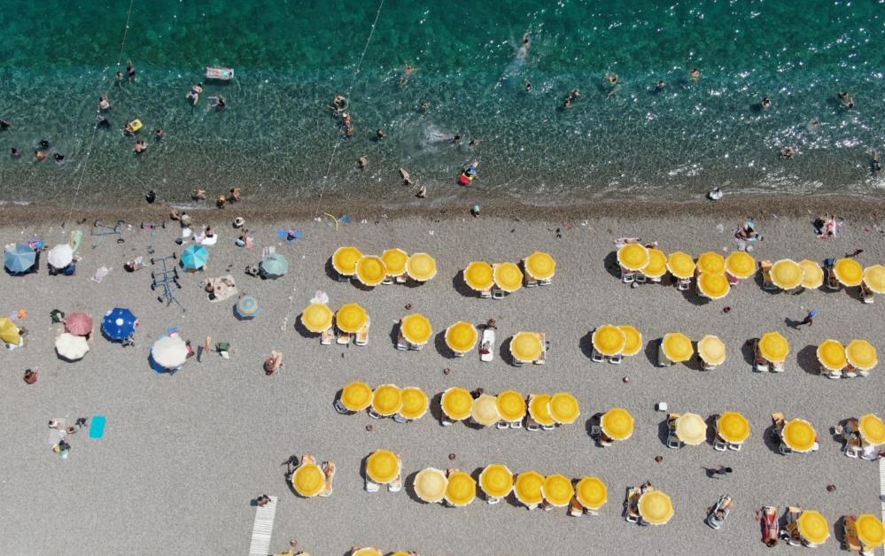 Sıcaktanbunalanvatandaslarsolugukonyaaltısahilinde