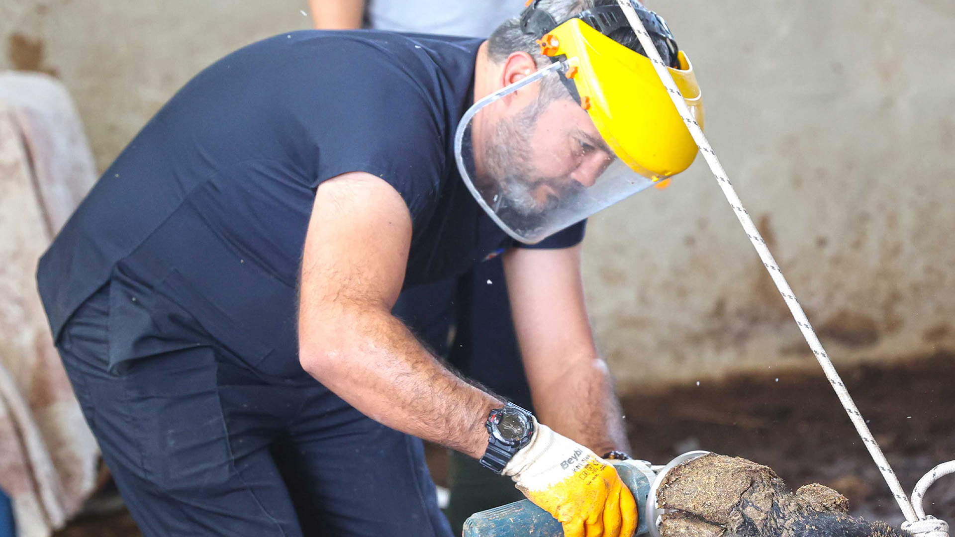 Antalyabuyuksehirbelediyesureticiniarkasinda (2)