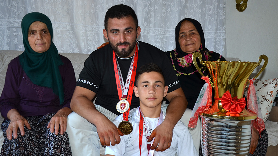 Babasinasozvermistibaspehlivanolarakkabrinegitti-1