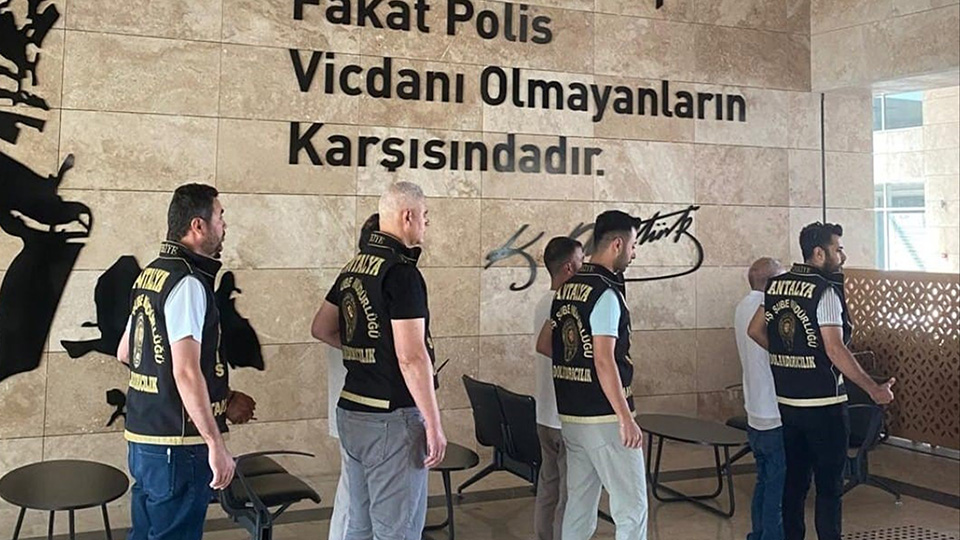 Ekipleroperasyondugmesinebasti4Kisiyakalandi-1