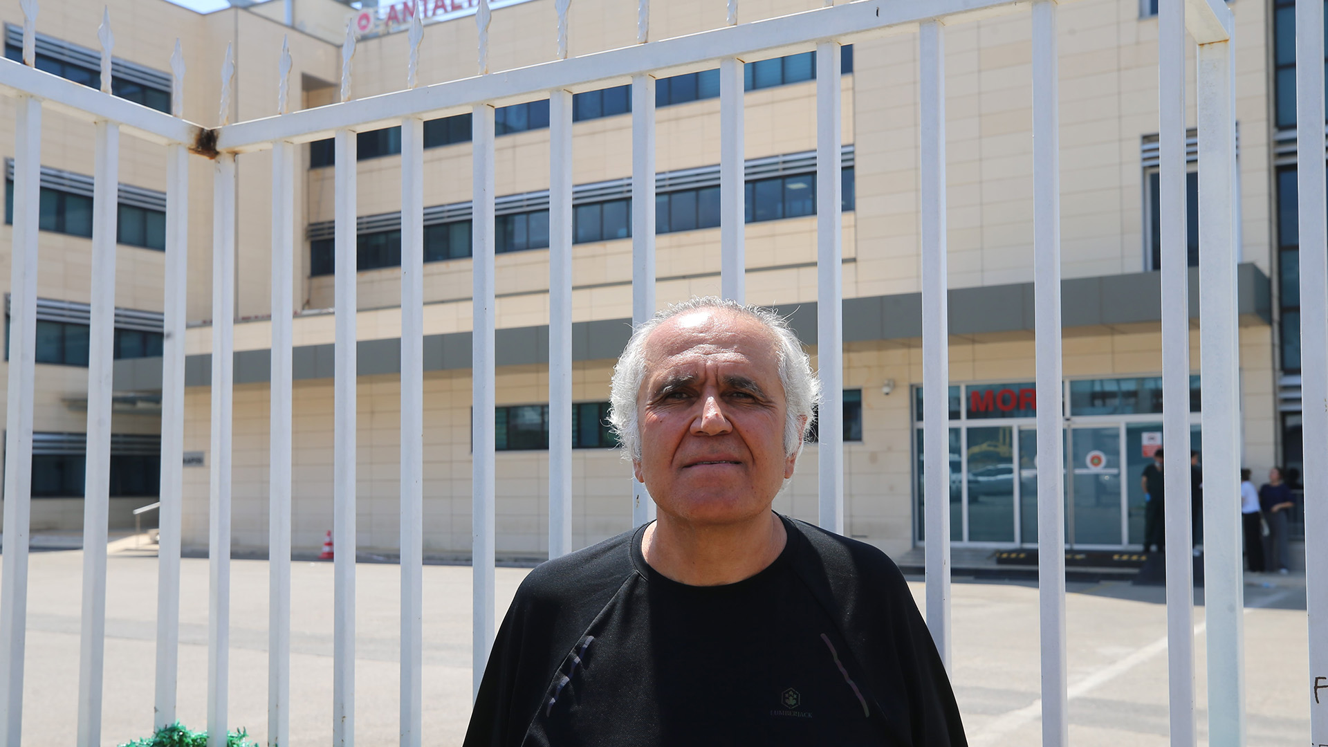 Kadertekerrürettiaynıkaldirimdabirailedahayikildi