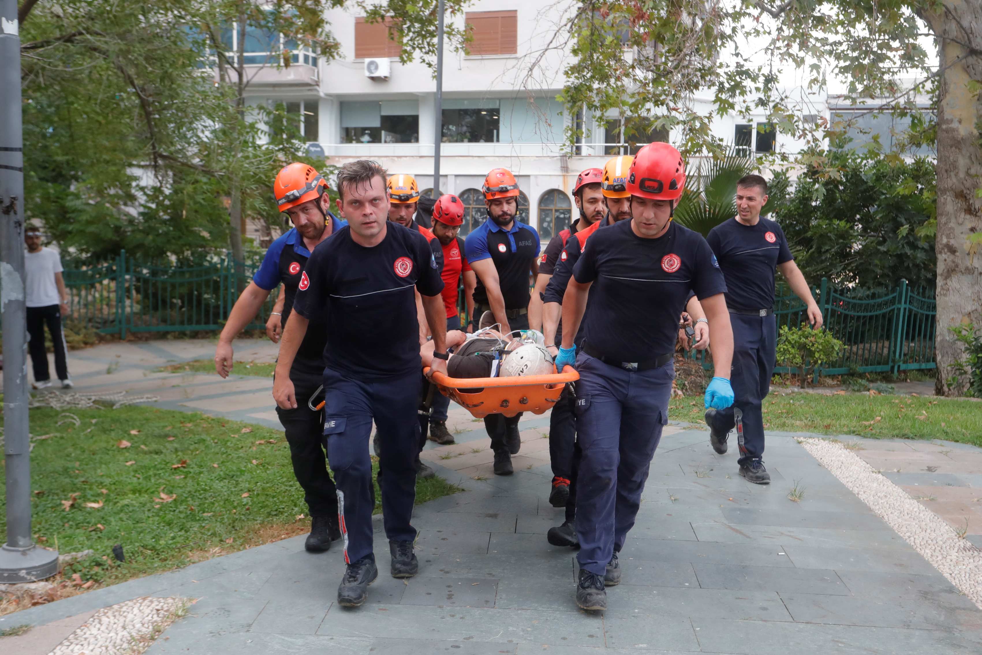 Kayaliklardandustuyardimcigliginaekiplerkostu1