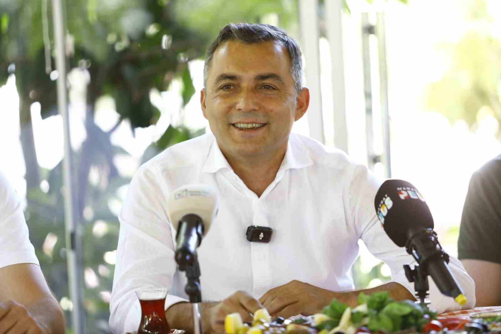 Manavgatbelediyebaskaniniyazinefikaragozaltinaalindi-1